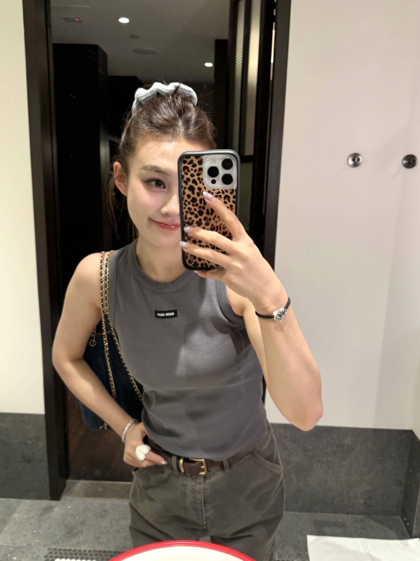 2026 Women’s GS Logo V-neck Top (FF718)