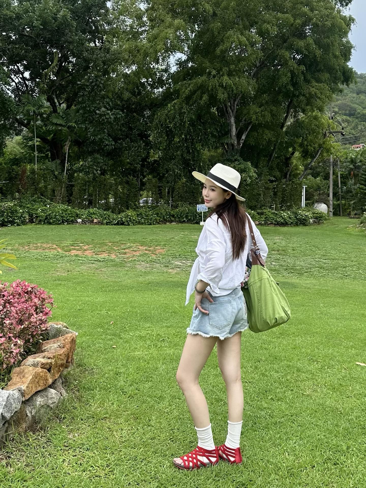 2026 Women’s GS Embroidered Leather Denim Shorts (EE422)