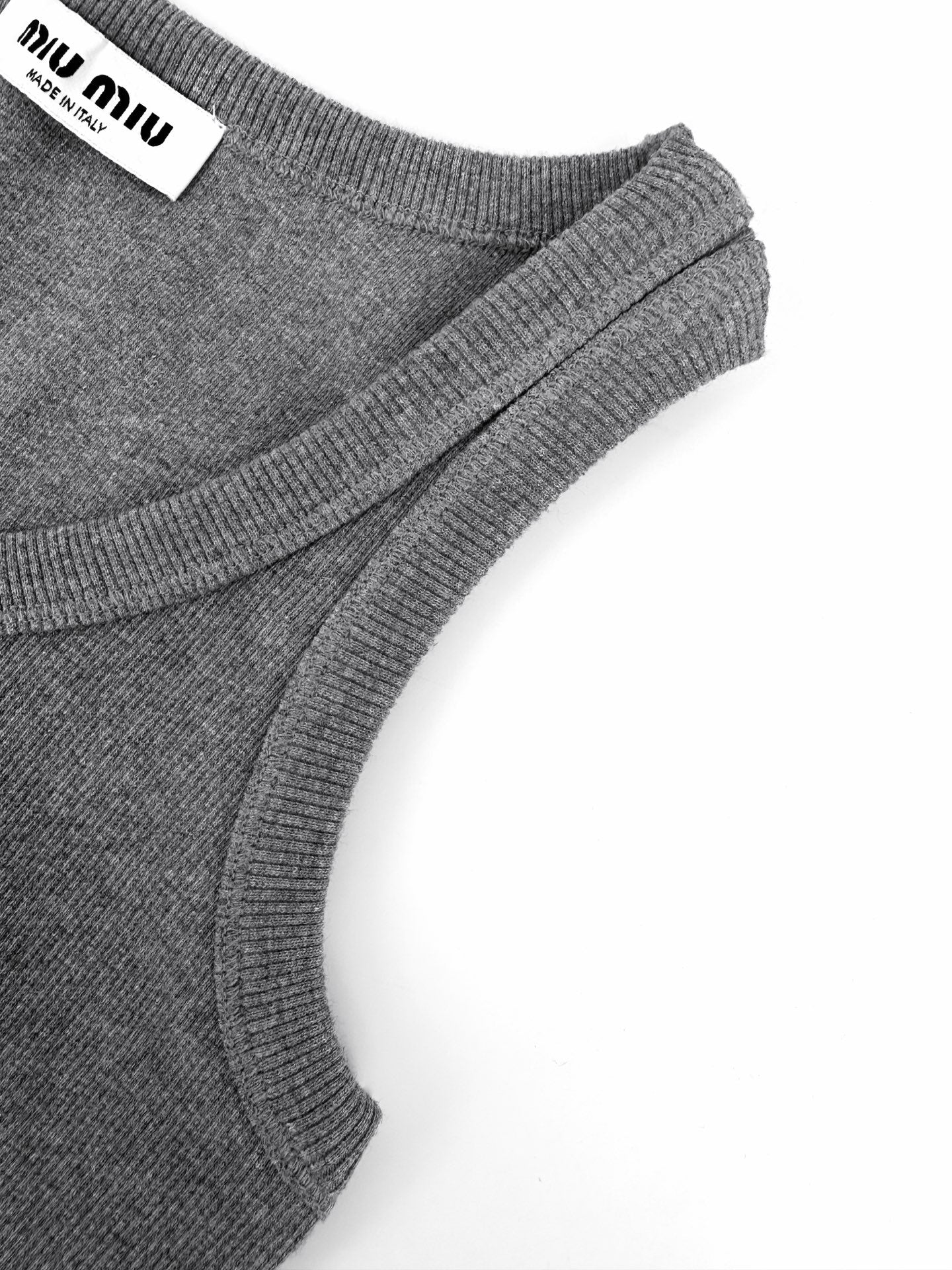 2026 Women’s GS Logo V-neck Top (FF718)