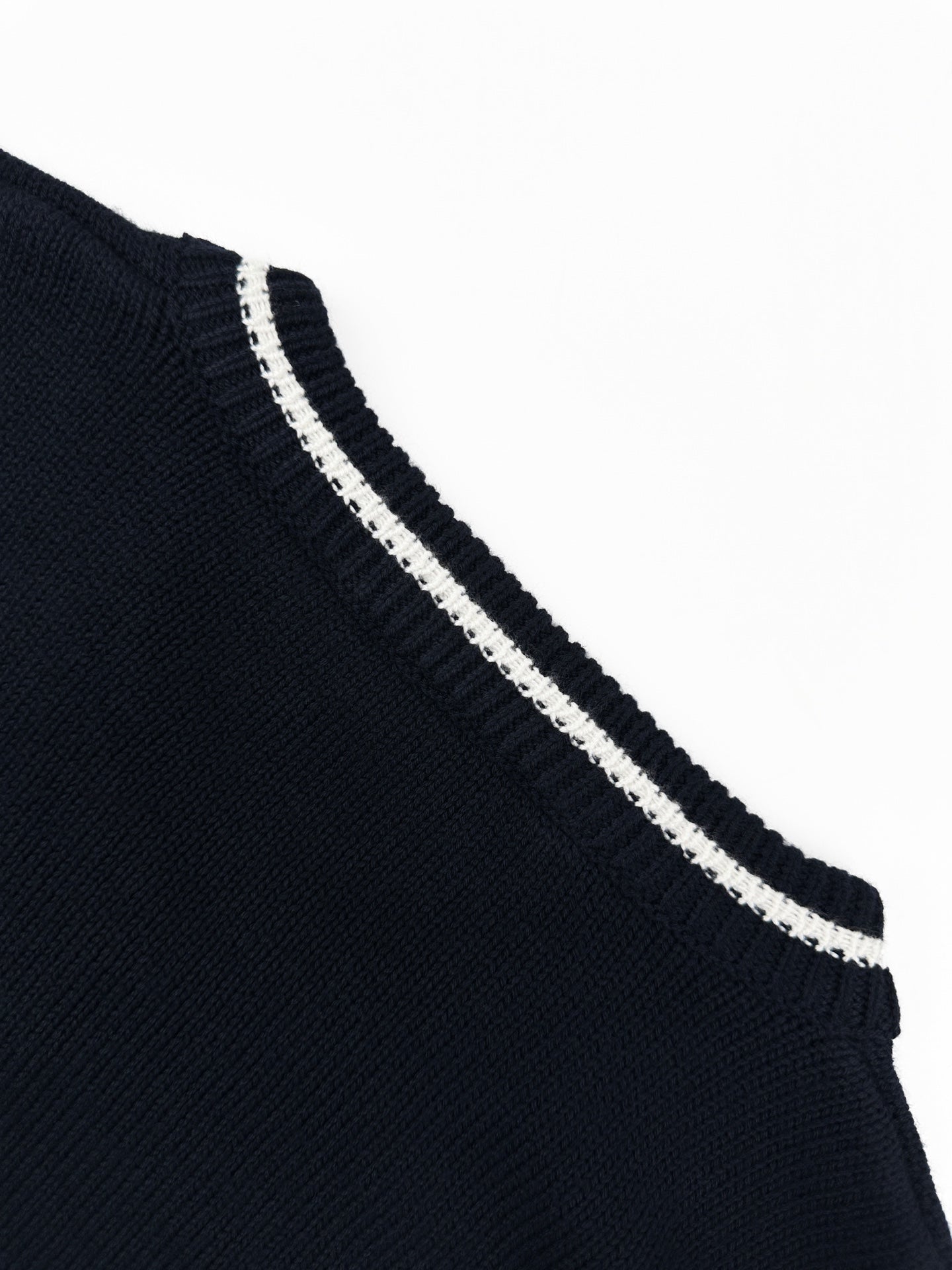 2026 New Model GS Embroidered Twisted Knit V-Neck Sweater (AA675-B25)